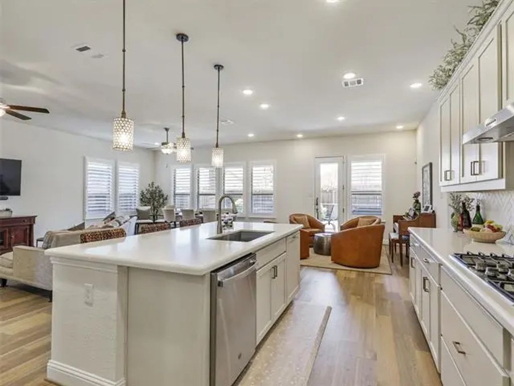 2624 Bellevue, The Colony