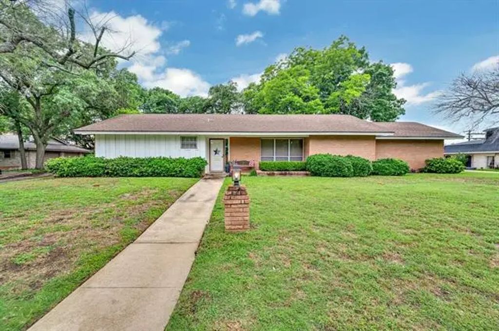 2832 Wooded Acres Drive, Waco