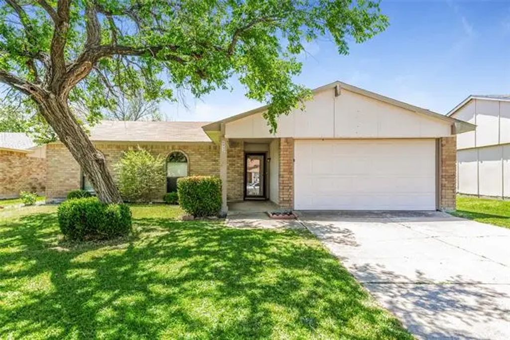 6932 Sandstone Court, Fort Worth