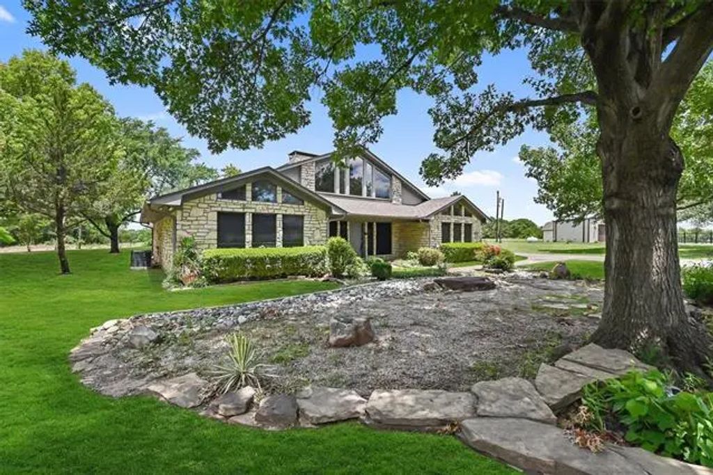 211 Melrose Circle, Denison
