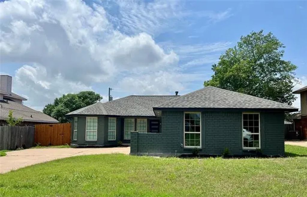 302 Mesa Wood Drive, Glenn Heights