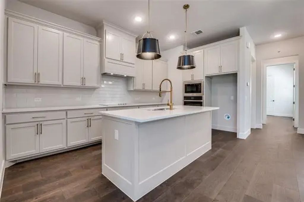 8028 Thomas Crossing, North Richland Hills