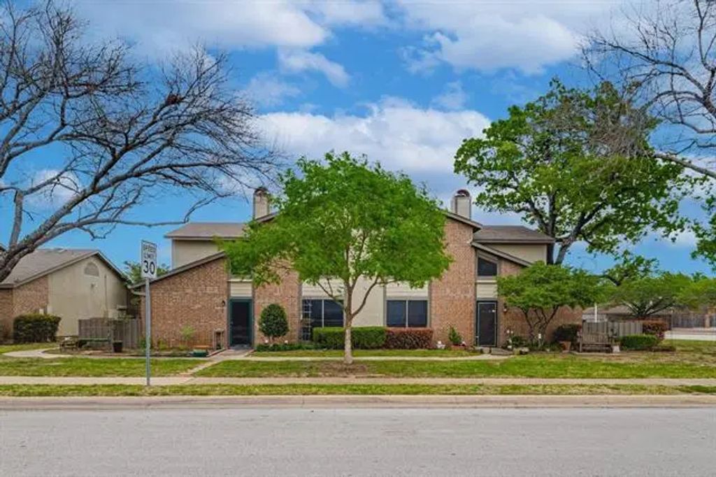 340 W Harwood Road D, Hurst