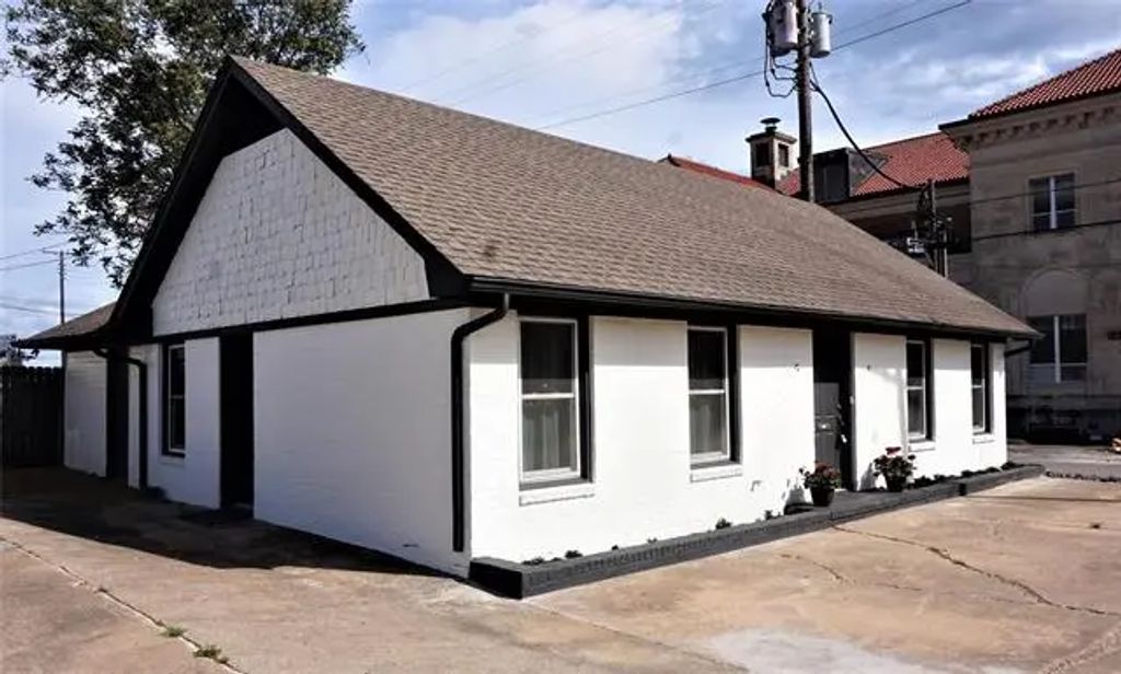 214 N Rusk Avenue, Denison