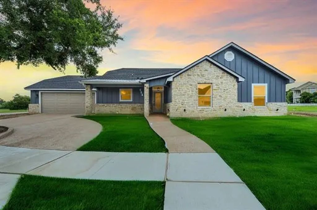 407 Charleston Park, Woodway