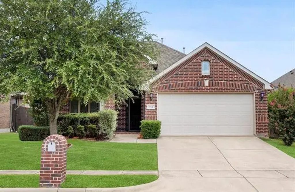 512 Salisbury Drive, Anna