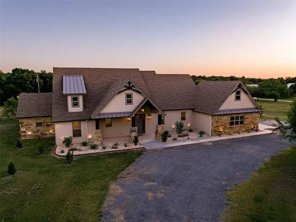 500 W Woodcreek Court, Granbury