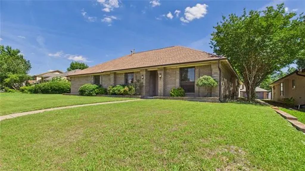 1926 Oakbluff Drive, Carrollton