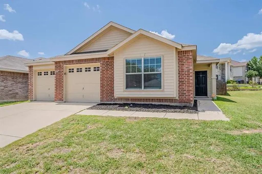 712 Deauville Drive, Fort Worth