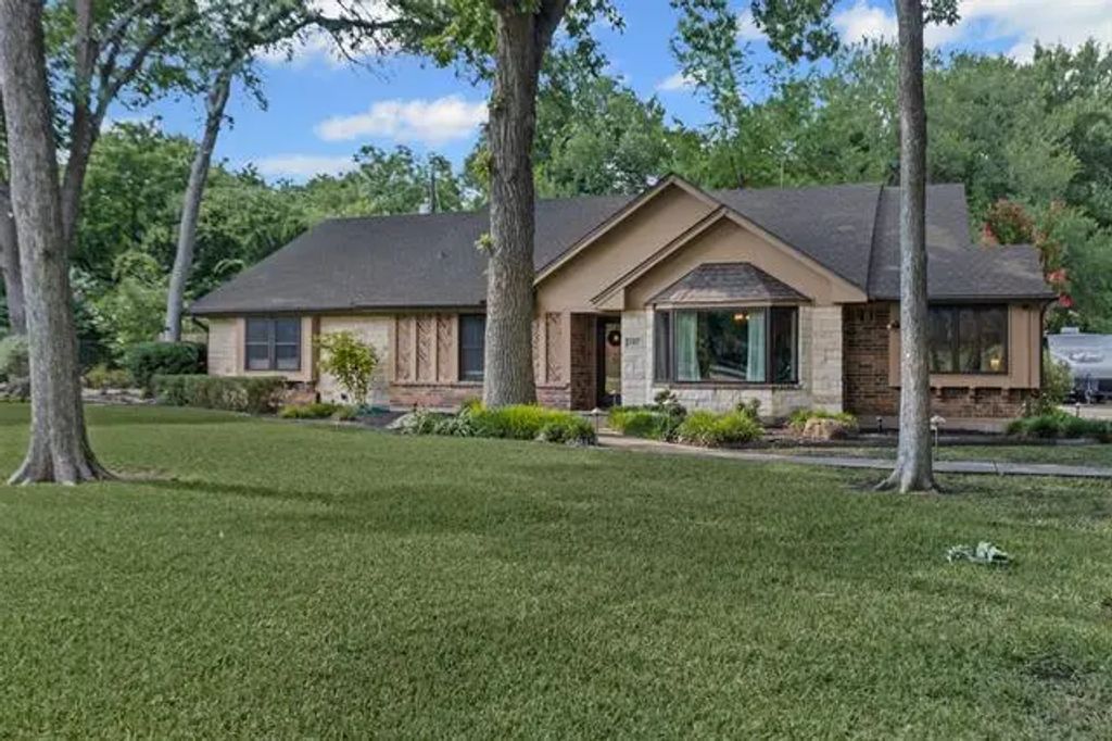 107 Forest Brook Street, Oak Leaf