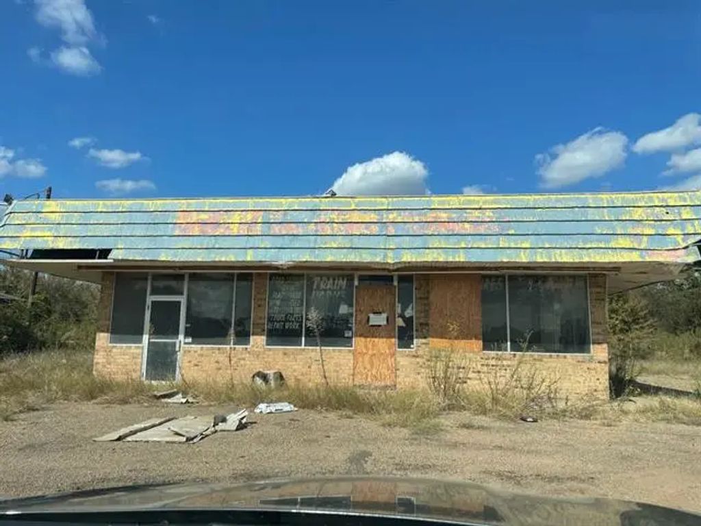 2822 Interstate Hwy 20, Van