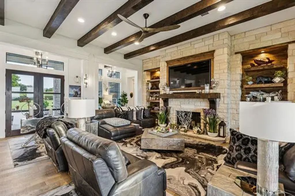 1001 Colina Vista Lane, Crowley