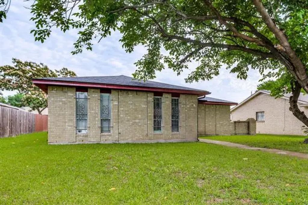 825 Cherry Hills Drive, Lancaster