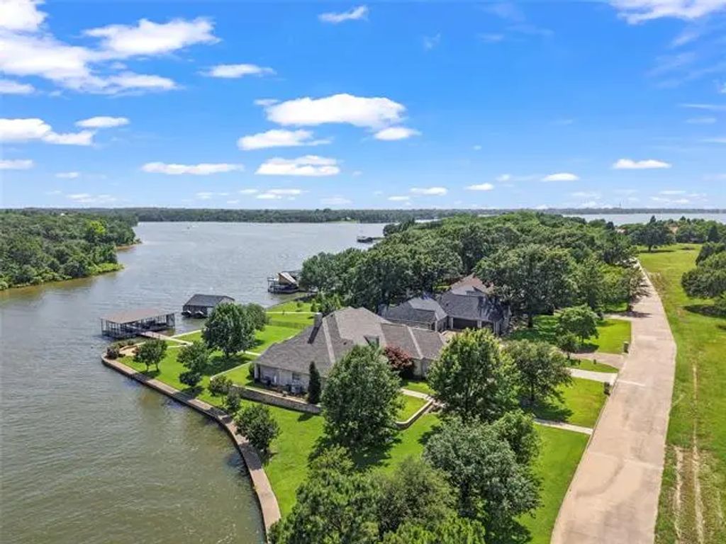 229 Lakeside Drive, Malakoff