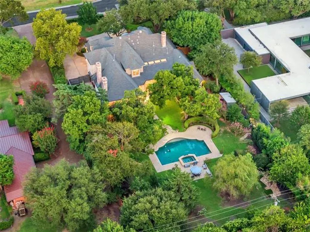 11407 W Ricks Circle, Dallas