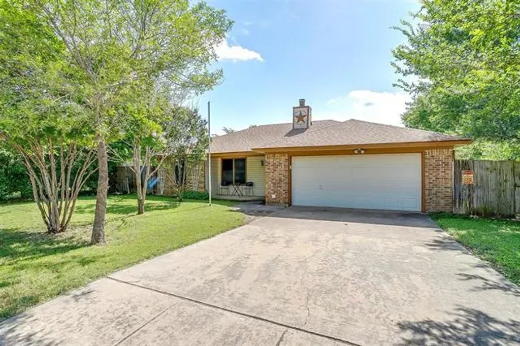 445 Black Oak Lane, Burleson