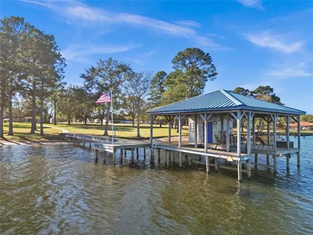 649 County Road 3009, Frankston