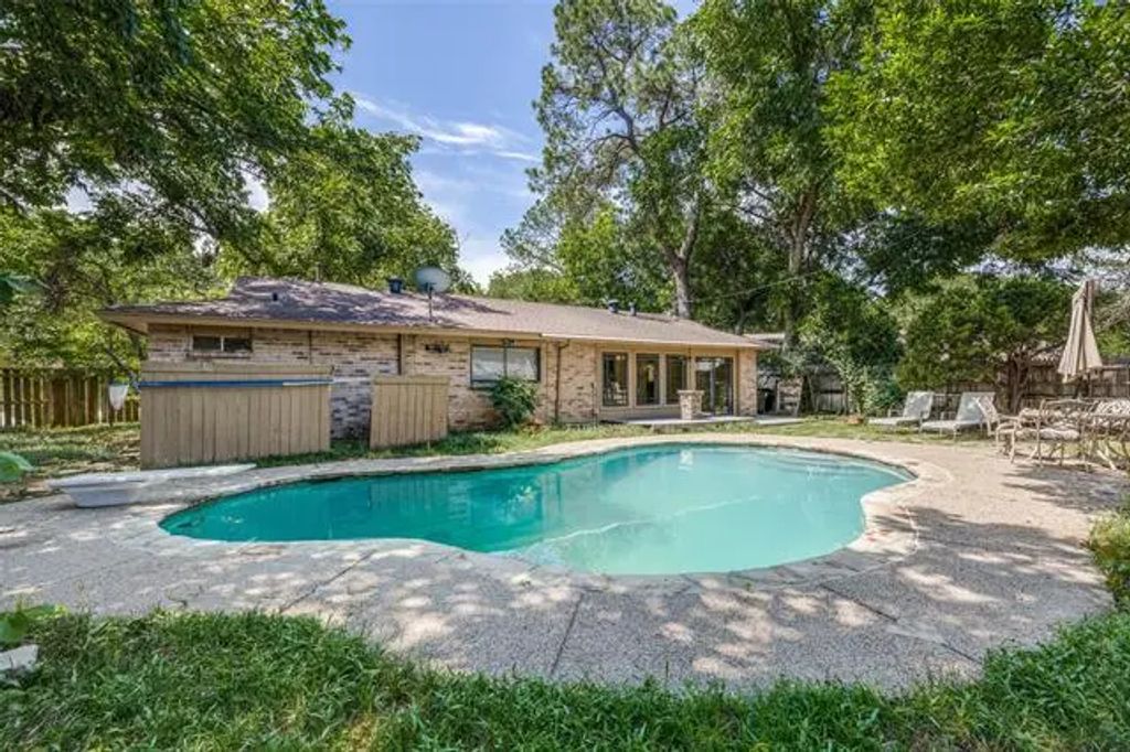 2602 Brentwood Circle, Arlington