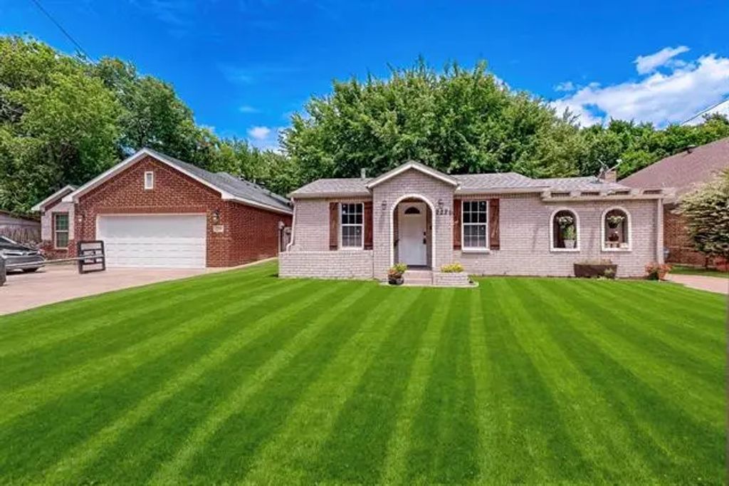 2226 Varsity Drive, Grand Prairie