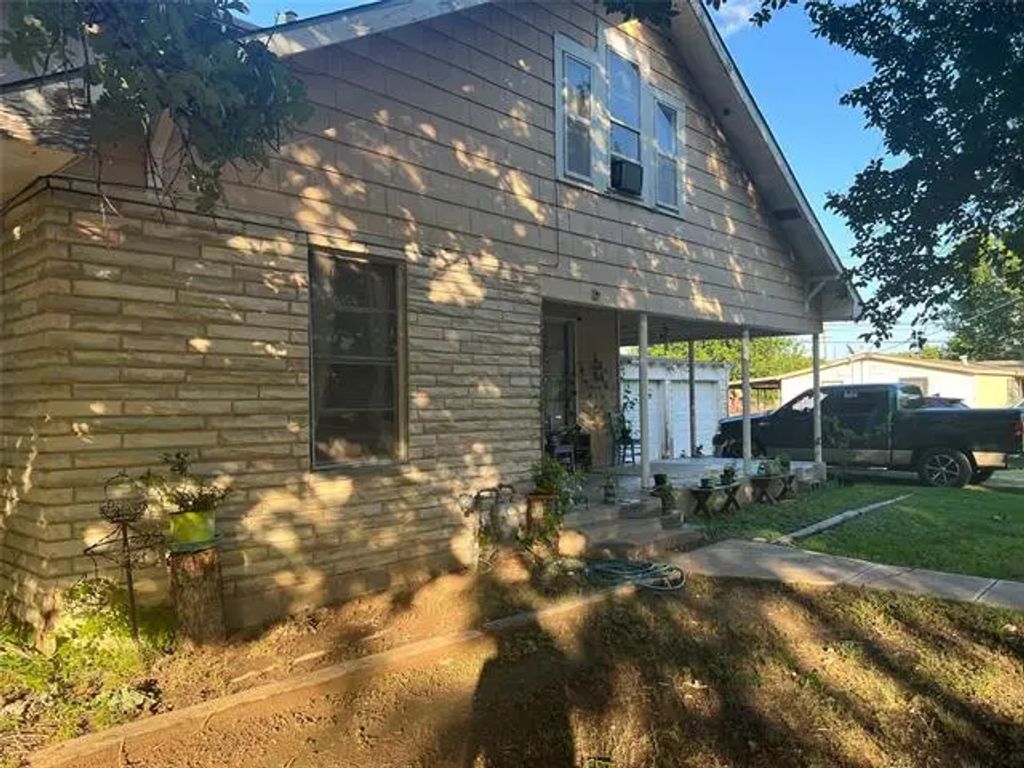 208 Erie Street, Cleburne