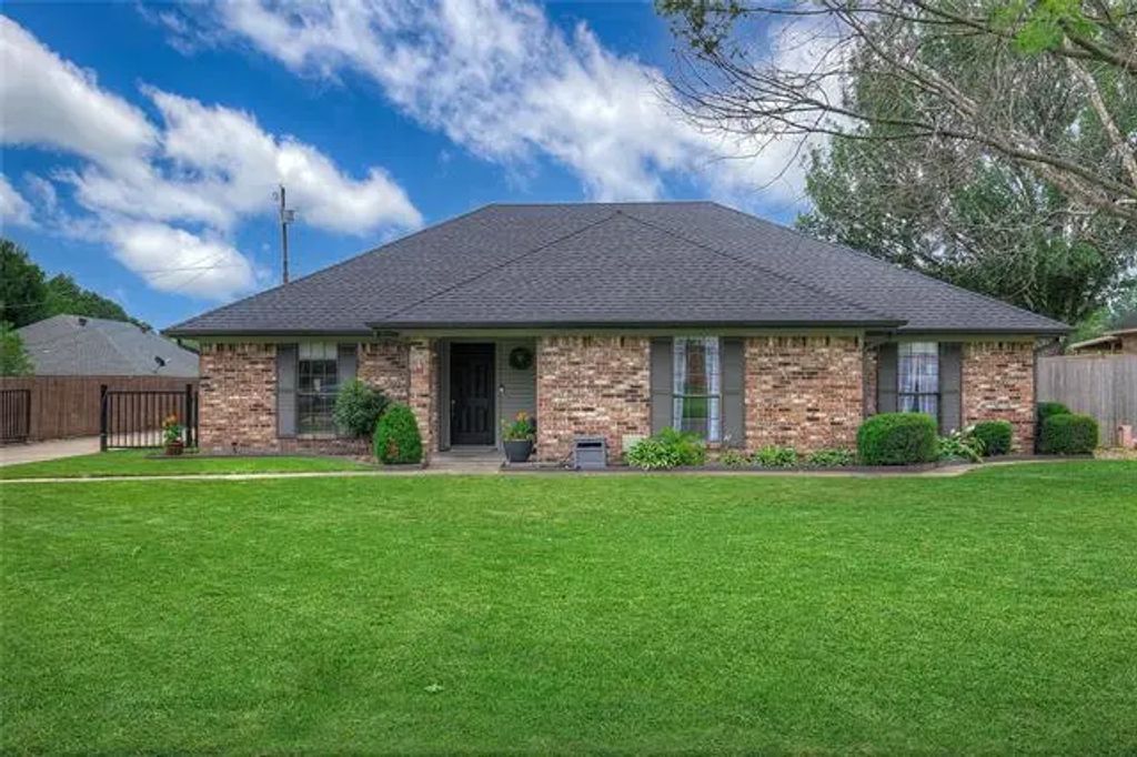 1220 Melony Drive, Sulphur Springs