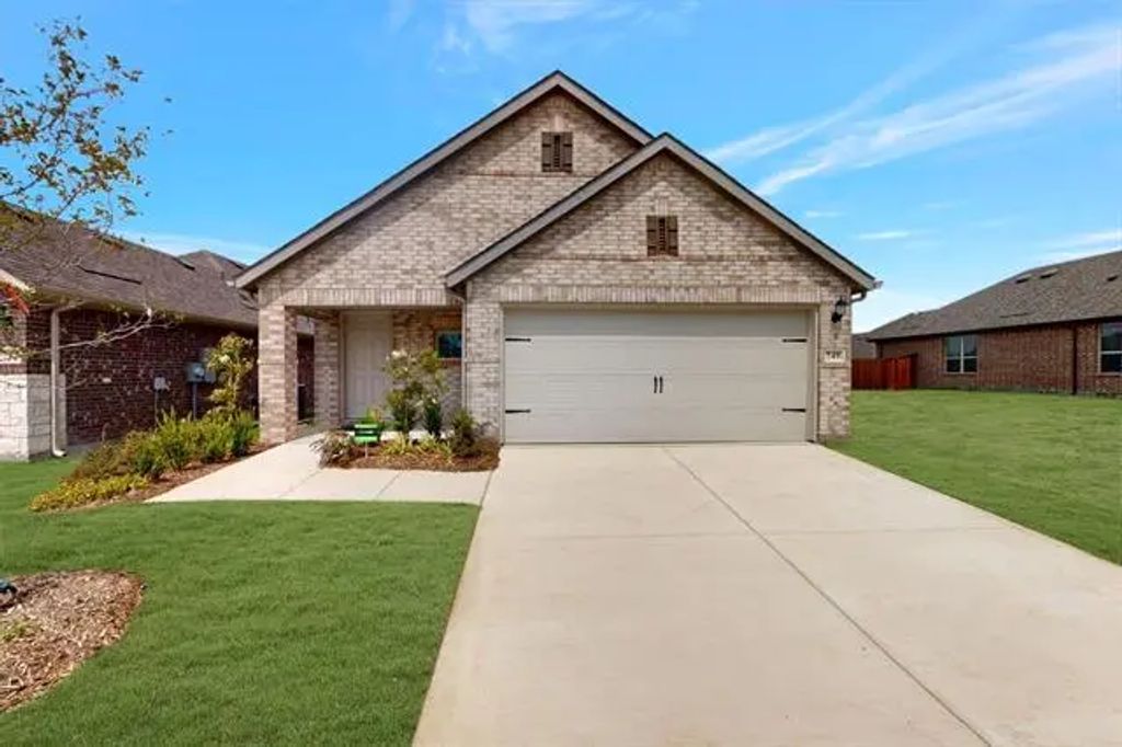 749 Hidden Feather Drive, Lavon