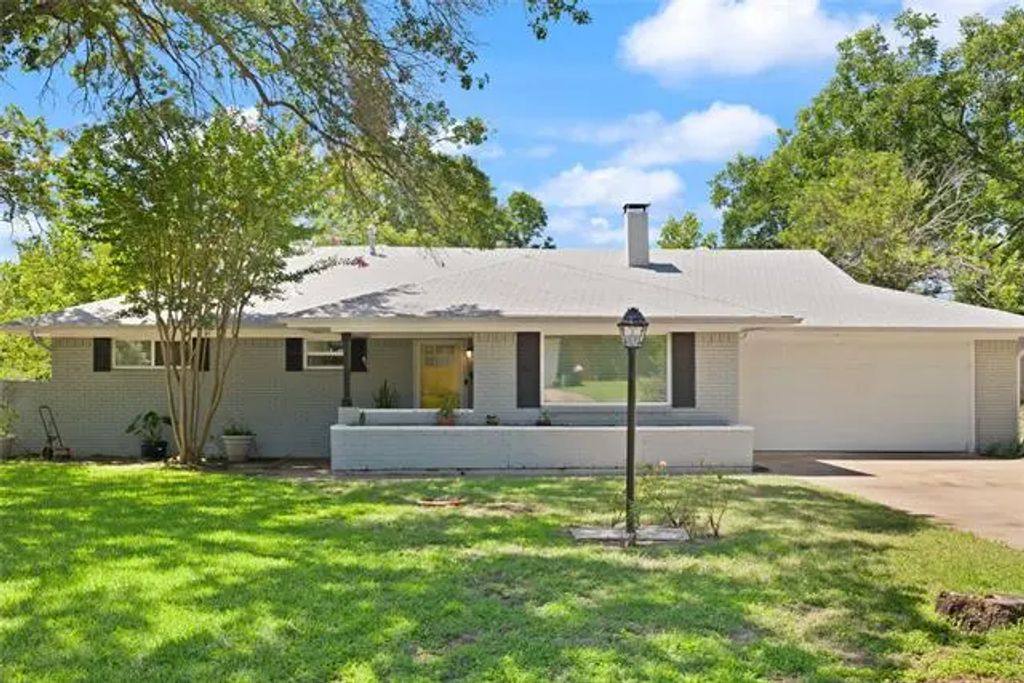 8021 Northbrook Drive, Benbrook