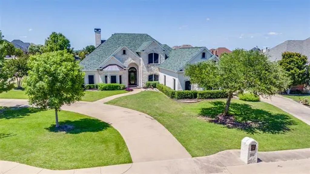 8221 St Johns Drive, Waxahachie