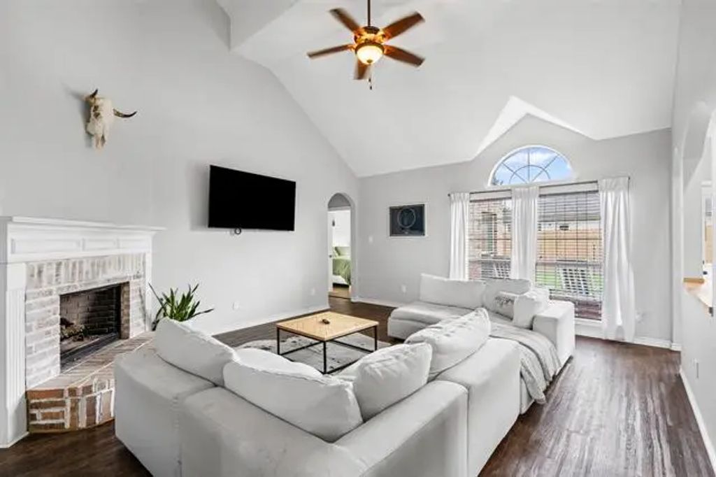 405 High Desert Drive, Fort Worth
