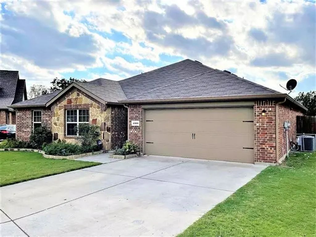 1209 Houston Place, Royse City