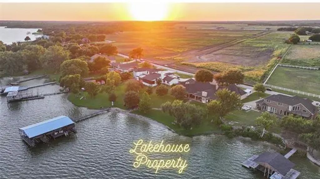 129 Lakeshore Drive, Waxahachie