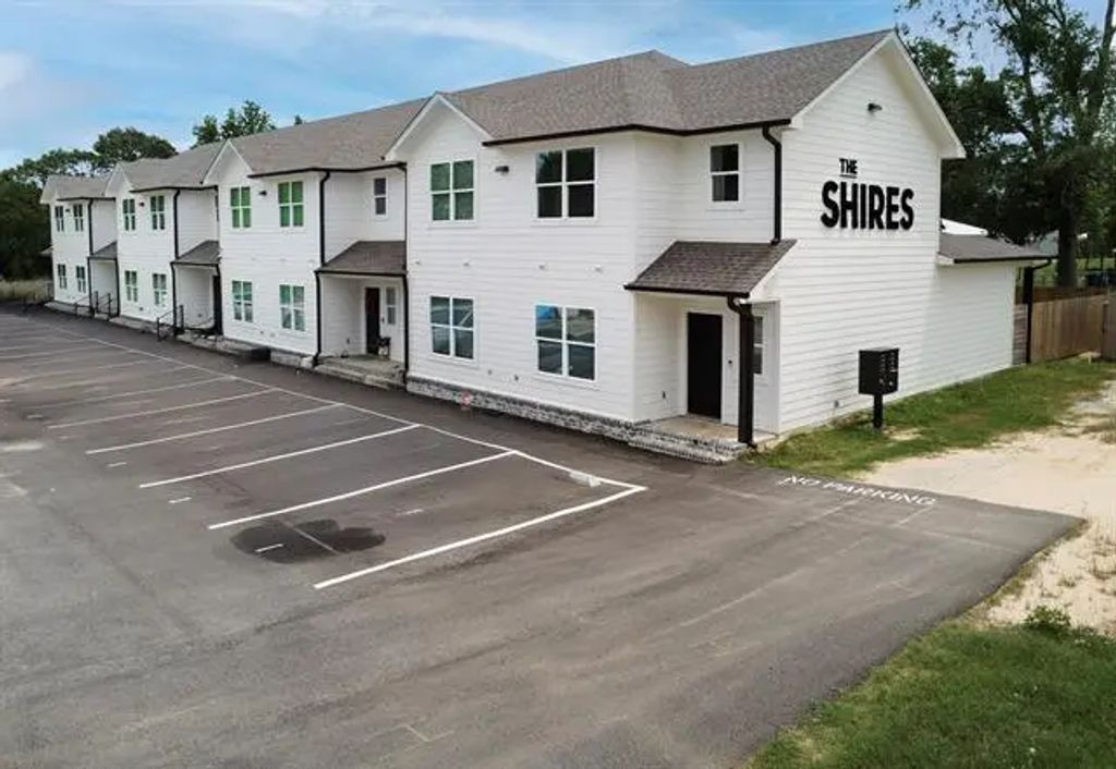 18747 Fm 2493, Flint