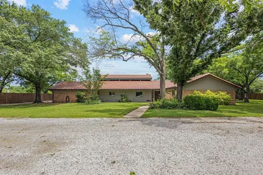 8407 State Highway 56, Sherman