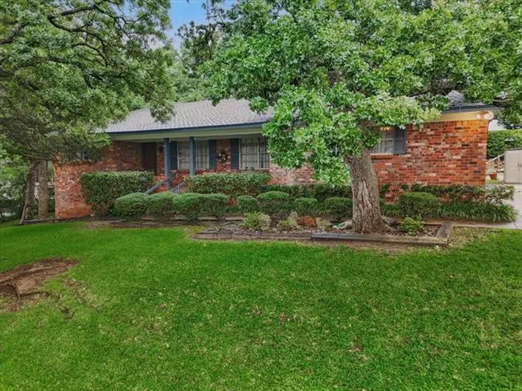 912 Live Oak Lane, Arlington