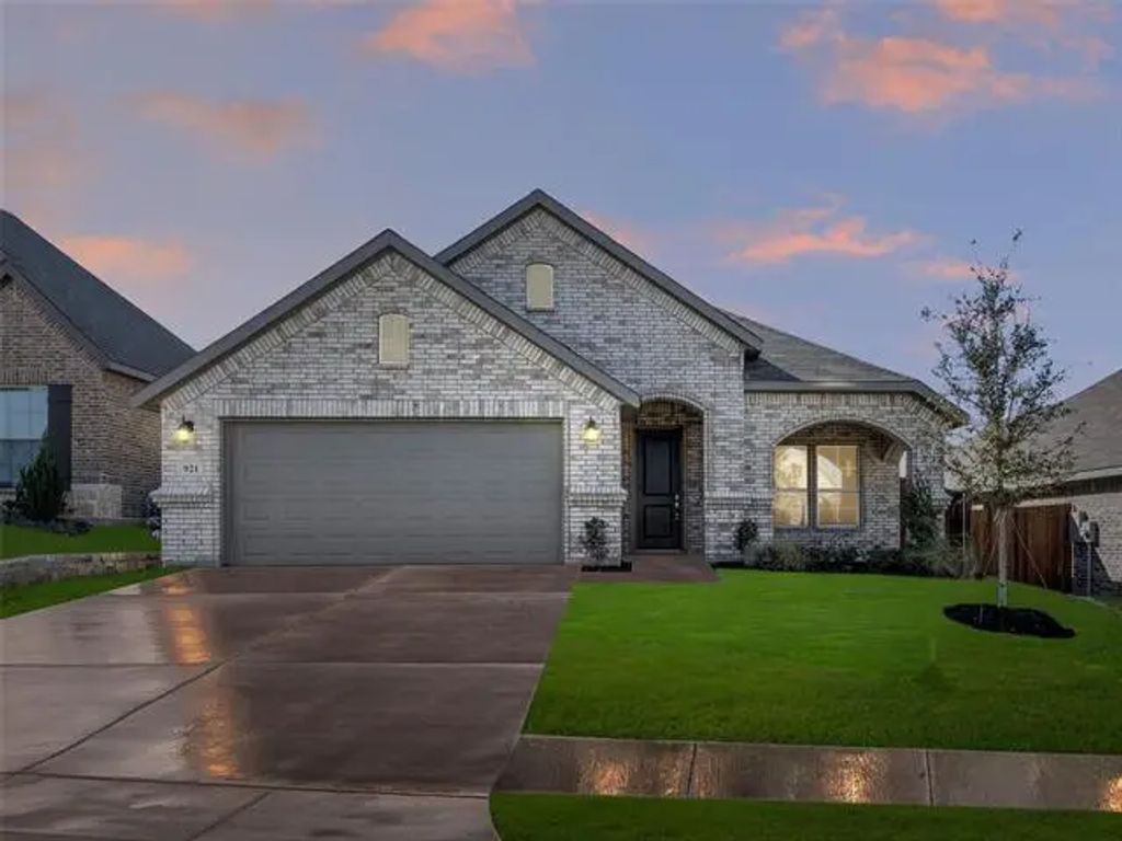 921 Beverly Drive, Cleburne