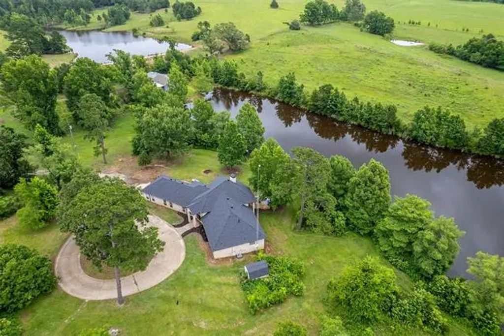293 County Road 2768, Mineola