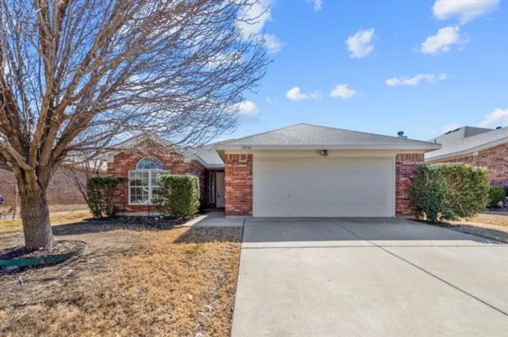 10844 Middleglen Road, Fort Worth