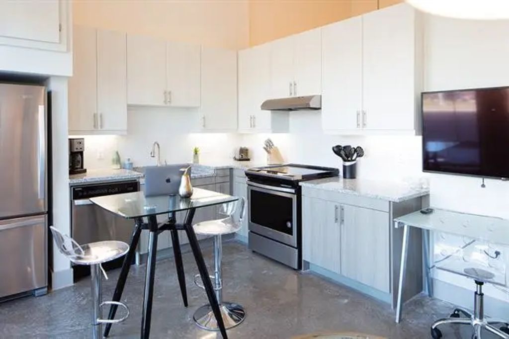 830 N Zang Boulevard 1206, Dallas