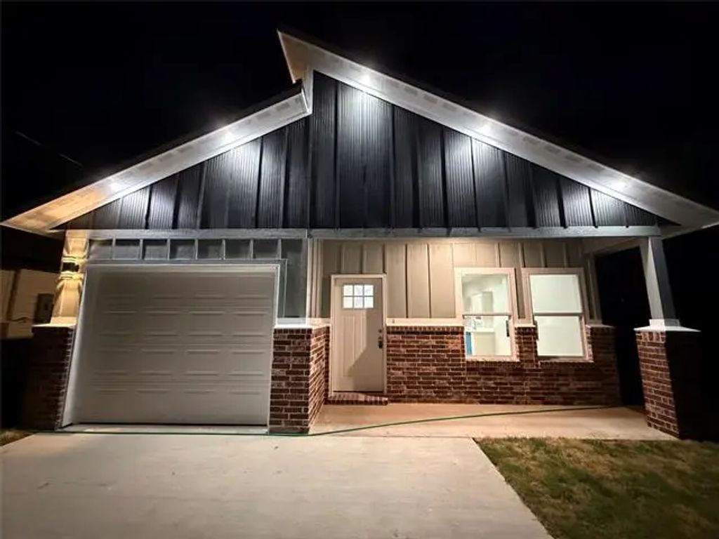 2306 Polk , Greenville