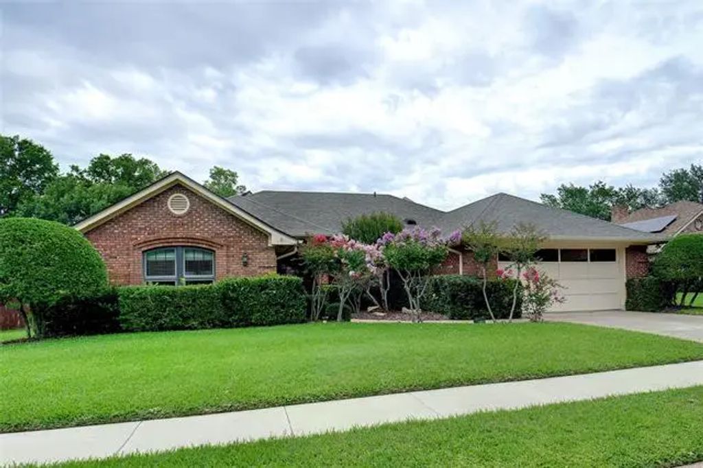 1301 Medford Drive, Bedford