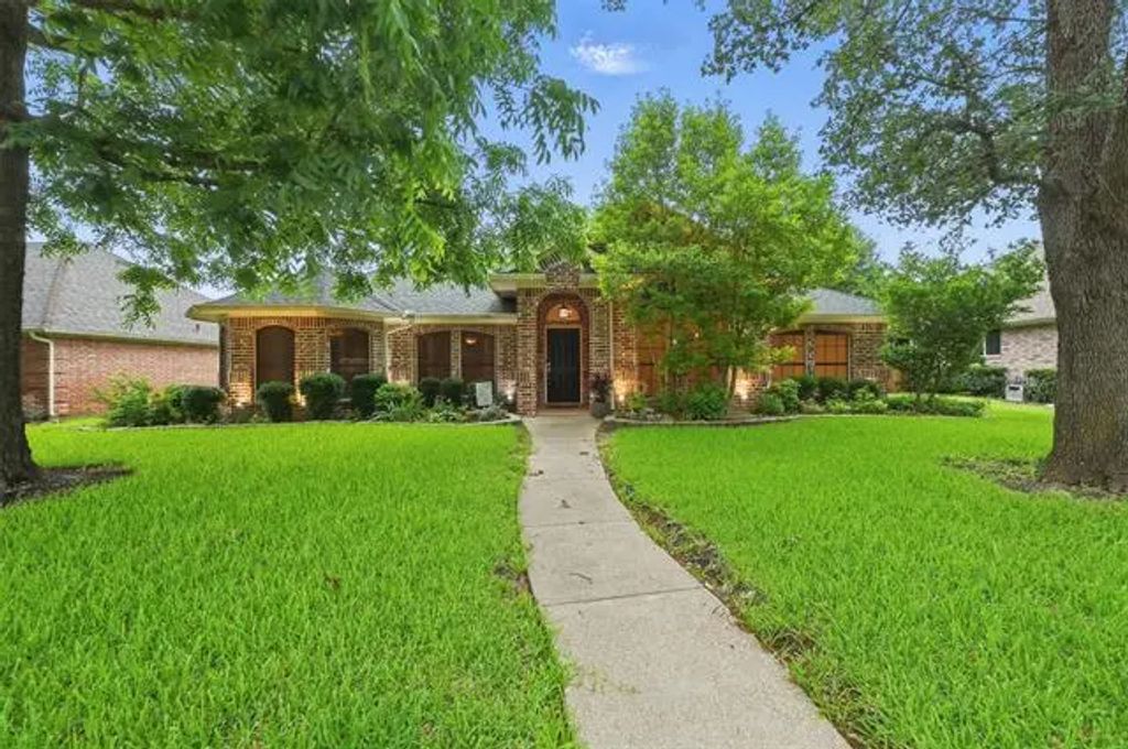 211 Sendero Drive, Waxahachie