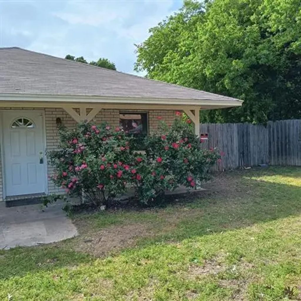 819 Carmen Court, Sanger