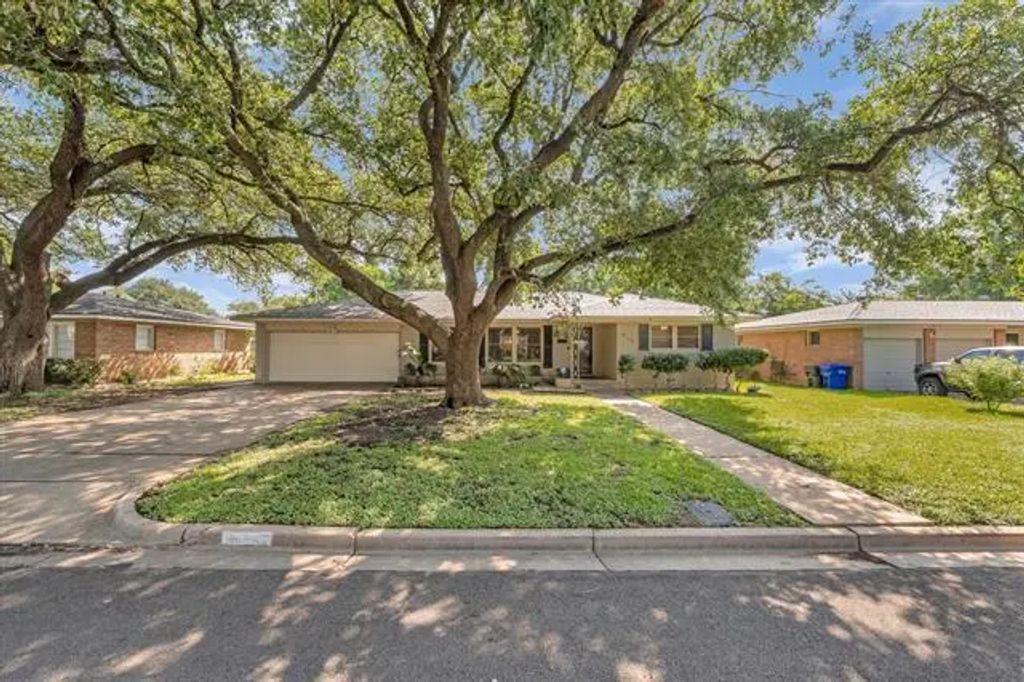 2113 Trinity Drive, Waco