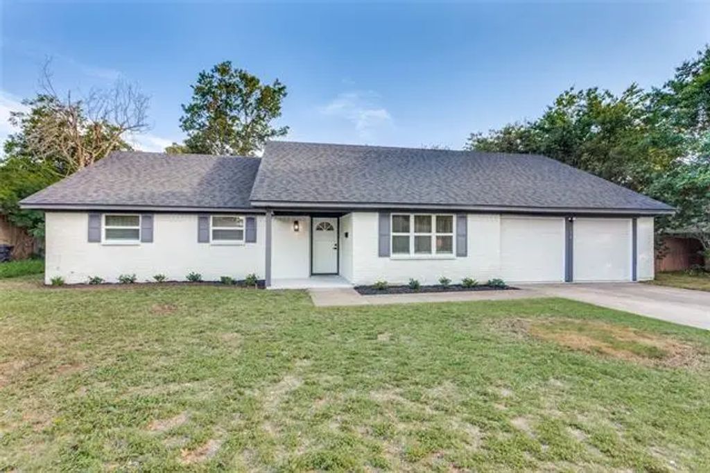 329 Chateau Drive, Fort Worth