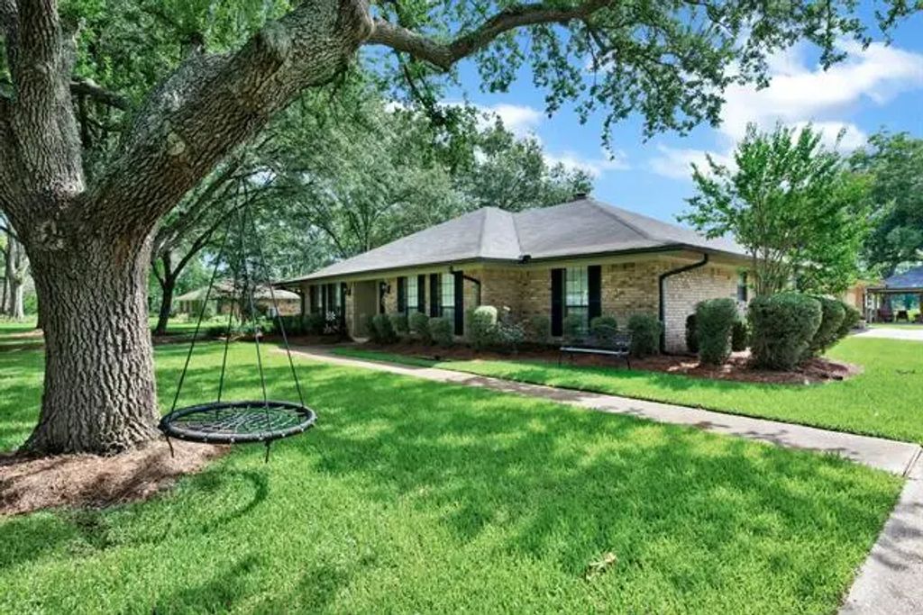 112 Rolling Meadow Lane, Bossier City