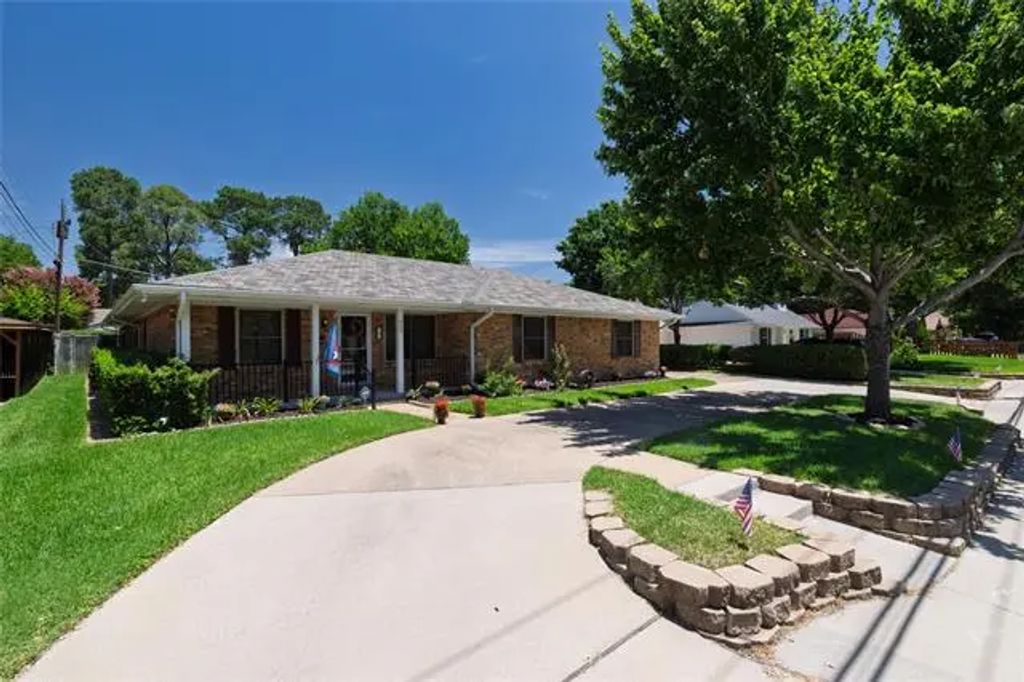 909 W Grauwyler Road, Irving