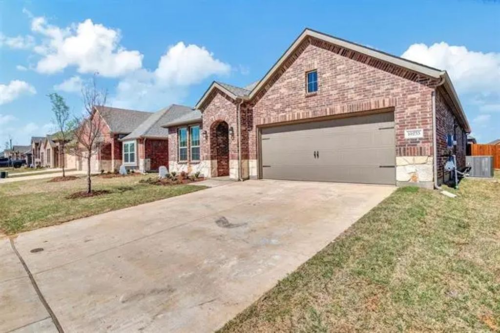 10233 Fountain Gate Street, Aubrey