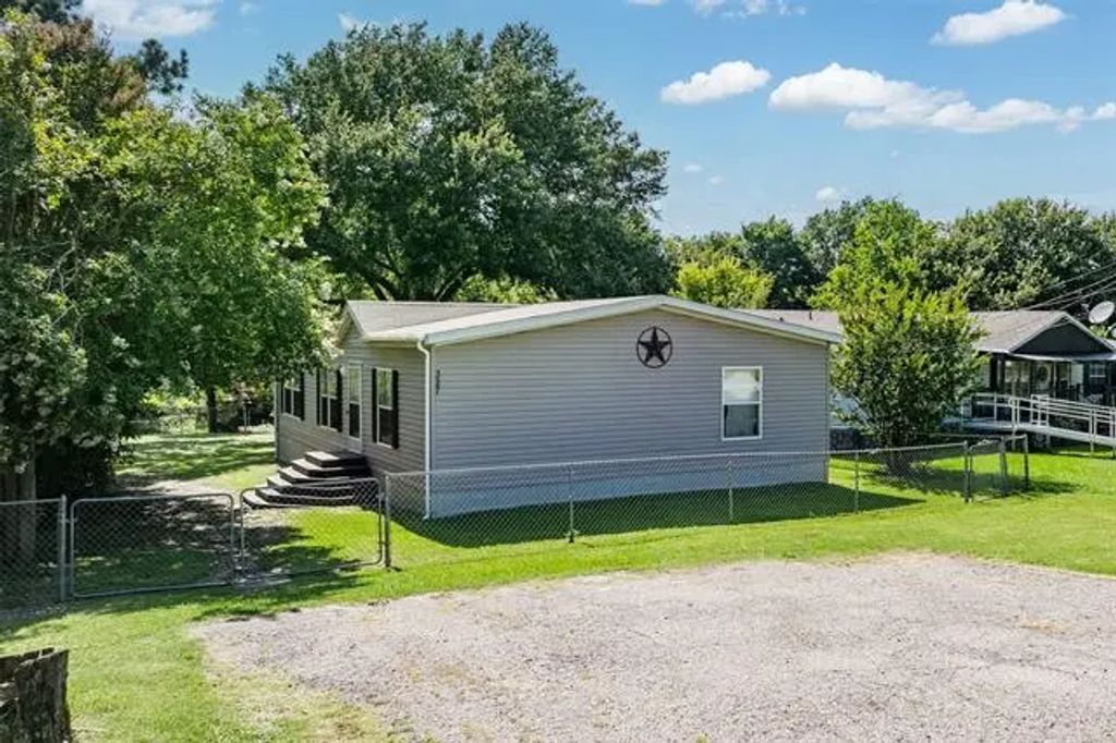 327 Whispering Trail, Gun Barrel City