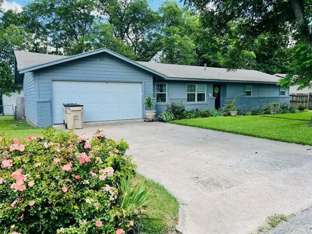 306 Sunset Drive, Comanche