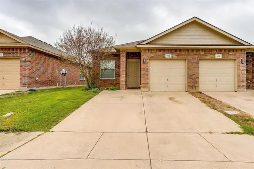 812 Walnut Street, Burleson